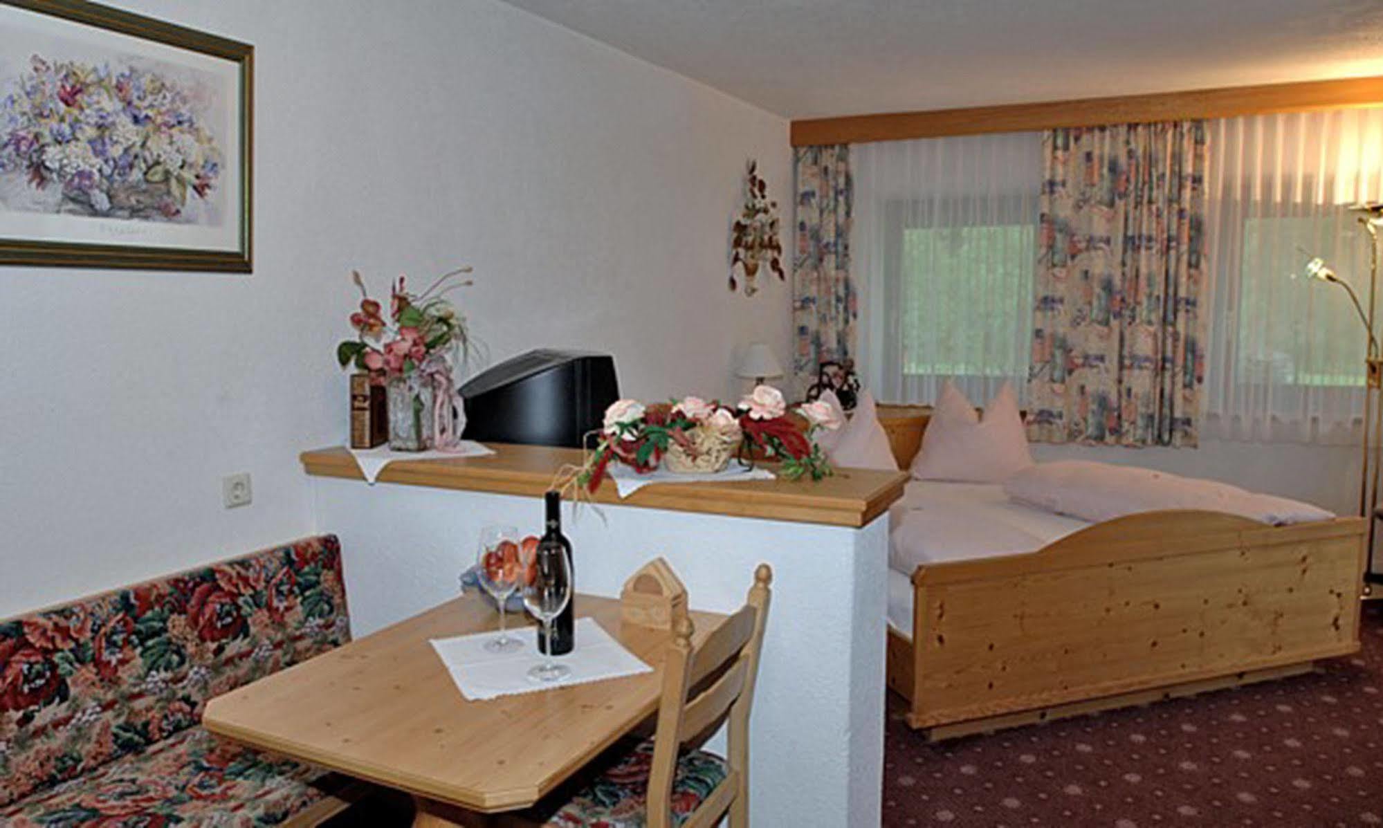 Pension Und Apartments Landhaus Marie Лойташ Екстериор снимка